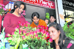 Girls buy roses on Rose Day during Valentine week in Dehradun 