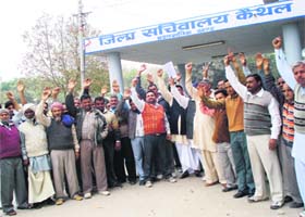 Truck operators in Kaithal protest against unauthorised plying of tractor-trailers