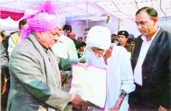 State Transport Minister OP Jain presents a shawl to a veteran freedom fighter, Chajju Ram, during the Republic Day function in Ambala City.