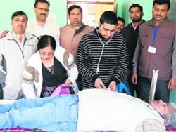 SDM Subhash Sheoran donates blood at a blood donation camp in Gannaur.