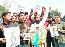 Chak De India: Members of the National Students Federation and cricket fans wish the Indian cricket team the best of luck for the World Cup in Amritsar