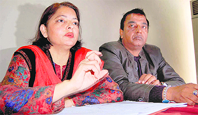 Member of the Wakf Board of Uttarakhand and Bar Council president Razia Beig addresses a press conference in Dehradun on Tuesday.