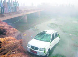 The car that fell into the Bhakra canal near Ottu in Sirsa