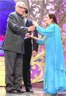 Chief Minister Bhupinder Singh Hooda presents the Lifetime Achievement Award to veteran Hindi actress Nimmi Raza at a function in Gurgaon