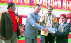 Himachal Horticulture Minister Narender Bragta honours Pooja Thakur of Jukhala (Bilaspur).