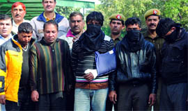 The Delhi police arrested four snatchers and two receivers on Thursday