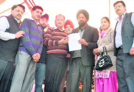 BJP councillors hand over a memorandum to Mayor Hakam Singh Giaspura in Ludhiana. 