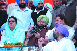 Capt Amarinder Singh shows the moment he captured on lens to his son Raninder Singh and Amritsar MLA OP Soni during the Congress rally at Rampura Phul on Friday. Also seen in the picture is CLP leader Rajinder Kaur Bhattal.