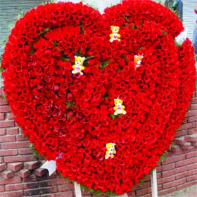 FOR YOUR LOVE: A heart-shaped bouquet on sale at Connaught Place in New Delhi ahead of the Valentines Day