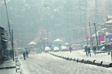 Tourist town of Manali experienced a fresh spell of snow on Sunday