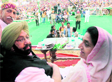 PPCC president Amarinder Singh and Rajinder Kaur Bhattal at a rally at Faridkot on Sunday