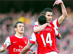 Arsenals Robin van Persie (R) celebrates scoring with Theo Walcott and Jack Wilshere (L) on Saturday