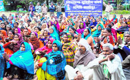 Members of the Uttarakhand Bhumiheen Sangharsh Samiti from Kashipur hold a demonstration in Dehradun on Monday.