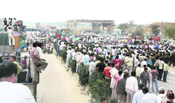 A mahapanchayat in progress over the move to acquire fertile land at Pachgaon Chowk in Gurgaon district. 