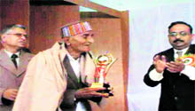 INA freedom fighter Amir Chand (96), is honoured during Vivekananda Jayanti organised by Vivekananda Kendra on January 12