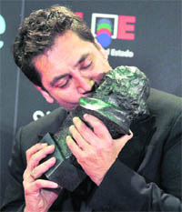 Javier Bardem kisses his Goya award for Best Actor