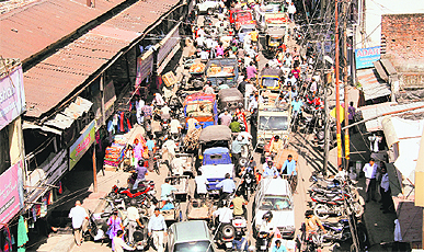 A traffic jam in Arhat Bazar due to loading and unloading by four wheelers and trucks in Dehradun.