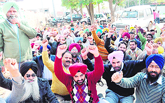 Members of the Non-gazetted Forest Officers Association stage a dharna outside the Punjab Forest Complex in Sector 68, Mohali, on Thursday.