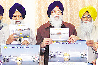 The Akal Takht Jathedar, Giani Gurbachan Singh (left), and SGPC President Avtar Singh Makkar (centre) release the amended Nanakshahi calendar in Amritsar on Thursday. 