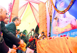 Ghulam Nabi Azad, Union Minister for Health and Family Welfare, pays tributes to Guru Ravidass on his birth anniversary in Jammu on Friday