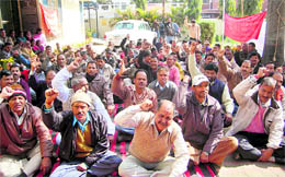 Employees of the Peyjal Sansadhan Vikas Evam Nirman Nigam protest in Dehradun on Thursday
