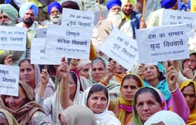 Members of the Indian Ex-Servicemen Movement hold a protest over the issues of one rank one pension and war widows pension in New Delhi