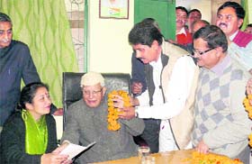 Ex-CM ND Tiwari being greeted at the office of the NCP in Dehradun
