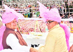 Chief Minister Bhupinder Singh Hooda and Haryana Pradesh Congress Committee president Phool Chand Mullana at a rally in Kharkhoda