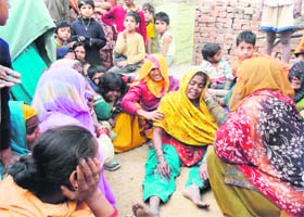 The wailing mother of Deepu, who was killed for ransom at Sirsa