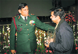 Lieut-Gen SP Tanwar, GOC, Uttar Bharat Area, presents a memento to Dr Vikram Gupta, a scientist of the WII, in Dehradun