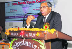 Dr ML Ranga, vice-chancellor of Guru Jambeshwar University, addresses a seminar at Guru Nanak Khalsa College, Yamunanagar.