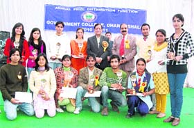 Students with Industry Minister Kishan Kapoor at the annual prize distribution function at Government College, Dharamsala