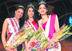 Miss Himachal 2011 Sheetal Verma (centre), first runner-up Vishakha (L) and second runner-up Apurva at Gaiety Theatre in Shimla on Sunday night