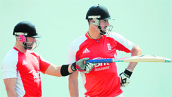 Matt Prior (L) gestures to Kevin Pietersen during a training session in Nagpur on Monday.