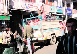 A vehicle delivers LPG refills on a roadside in violation of rules