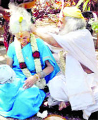 Charlie Chaplins grandson Mark Joplin marries Tiffani according to Hindu rites in Karnataka.