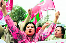 Activists of Tehreek-i-Insaaf shout slogans against Raymond Davis in Peshawar on Tuesday