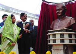 President Pratibha Devisingh Patil unveils the statue of Lal Bahadur Shastri while opening the Dwarka campus of Lal Bahadur Shastri Institute of Management in New Delhi on Wednesday.