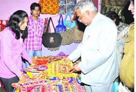 Uttarakhand Cabinet Minister Madan Kaushik visits the handicrafts exhibition by Gorakhpur artisans in Haridwar