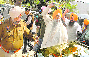 The police arrests former MP and chief of the Shiromani Akali Dal (Khalistani) Atinderpal Singh in Jalandhar on Saturday.