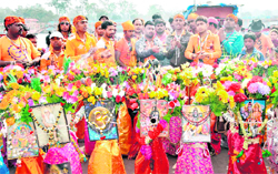 Kanwariyas pray on the Ganga ghats