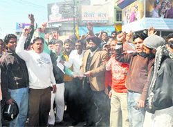 Members of the Uttarakhand Jan Sena protests against corruption at the Clock Tower, Dehradun, on Sunday. 
