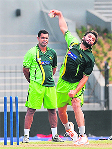 Pakistan captain Shahid Afridi (R) and Waqar Younis.