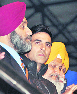 Akshay Kumar seated next to Punjab Deputy Chief Minister Sukhbir Singh Badal at the inauguration.