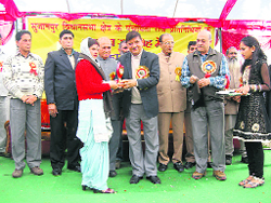President of Sarvkalyankari Sabha Rajinder Rana honours an elected PRI member at Sujanpur Tihra. 