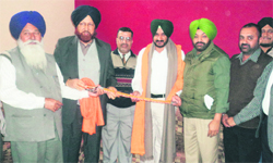 Mayor Hakam Singh Gyaspura (second from left) hands over a kirpan to Kamaljit Singh Karwal, accused in the tehsildar beating case, in Ludhiana