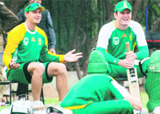 South Africas Dale Steyn (L) and captain Graeme Smith at a training session in Mohali on Tuesday.
