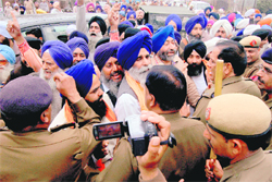 Policemen take JS Jhinda, HSGPC chief, and his supporters into custody in Ambala