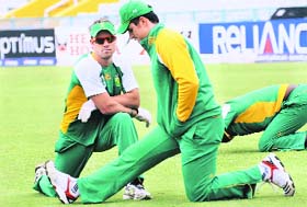 AB de Villiers (L) and Graeme Smith during a training session at the PCA Stadium in Mohali