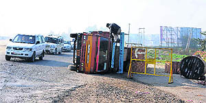 The ongoing GT Road-widening project has proved a death trap for motorists. Such accidents are frequent on the Panipat-Ambala stretch of the road owing to sharp turns. 